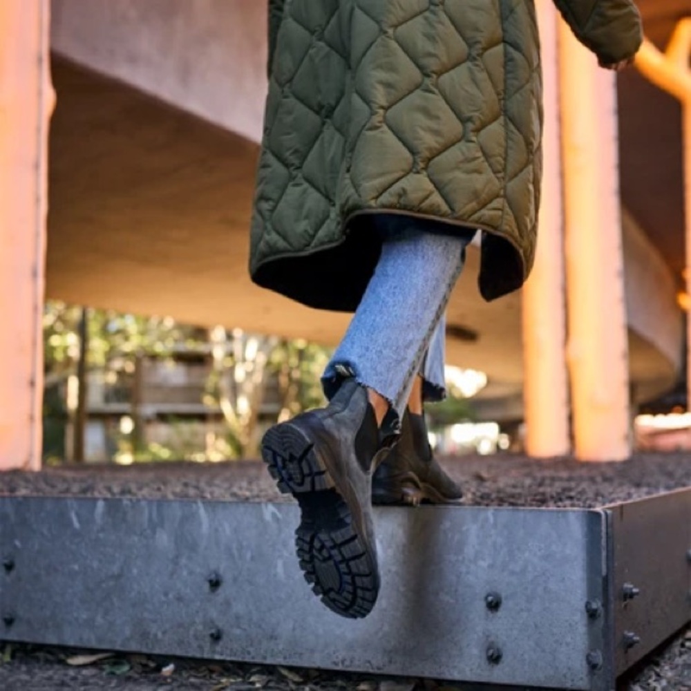 Blundstone Chelsea lug boots in rustic black/grey - Picture 9 of 11